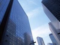 ガラス各社は需要大幅減で設備投資削減や生産体制の再構築に迫られる《スタンダード＆プアーズの業界展望》