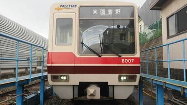 北急｢8000形｣御堂筋線でも輝く"北極星"の特別感　車内外のデザインから伝わる｢親会社のテイスト｣
