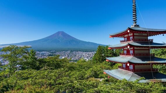 深緑の新倉山浅間公園、忠霊塔と富士山