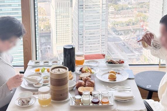 ルームサービスでモーニング。左がチャイニーズブレックファスト、右がアメリカンブレックファスト