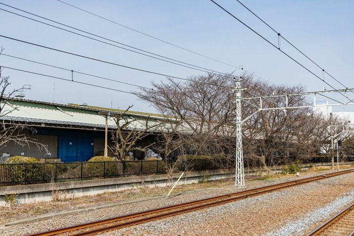木崎駅ホームから北側、サッポロビールの工場を見る。