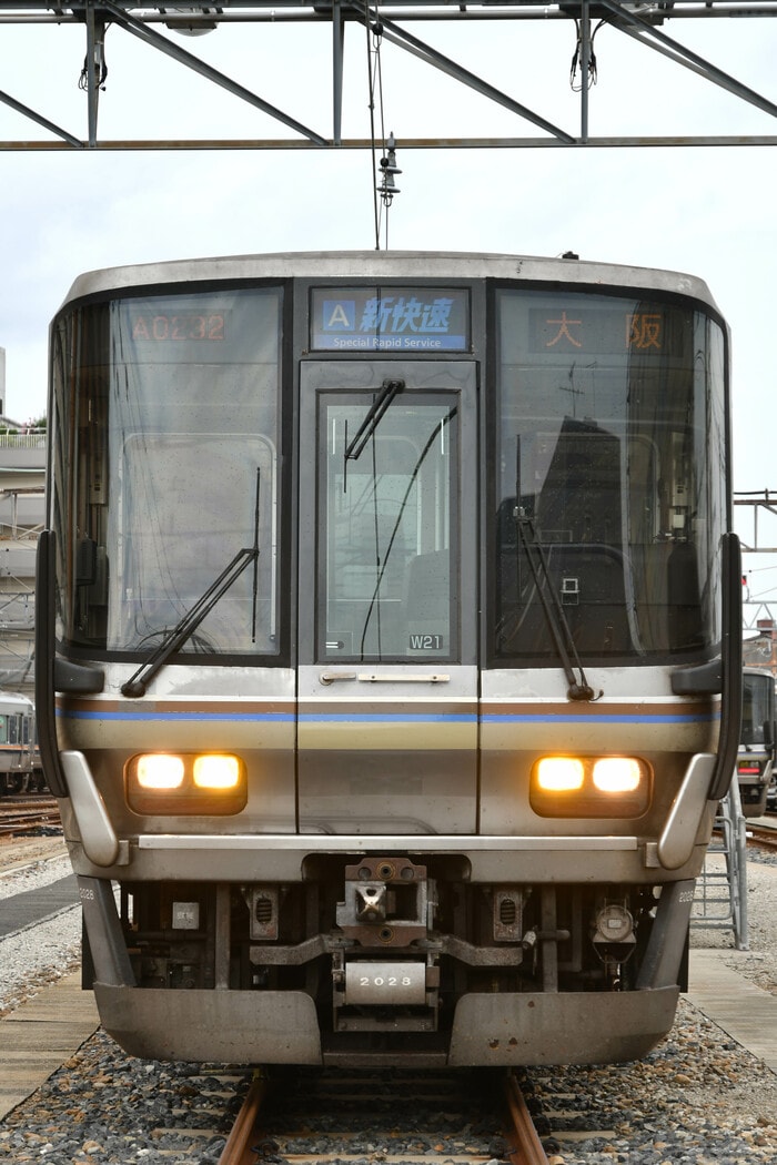 223系は番台によってライトの形状などが異なる