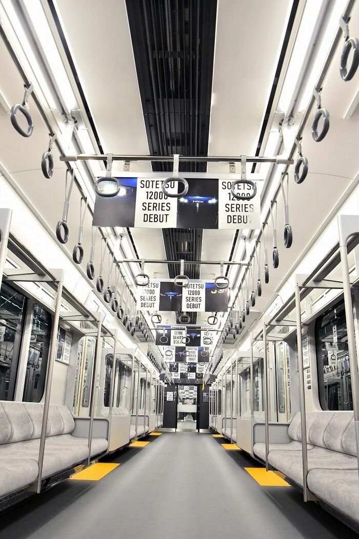 相鉄12000系の車内
