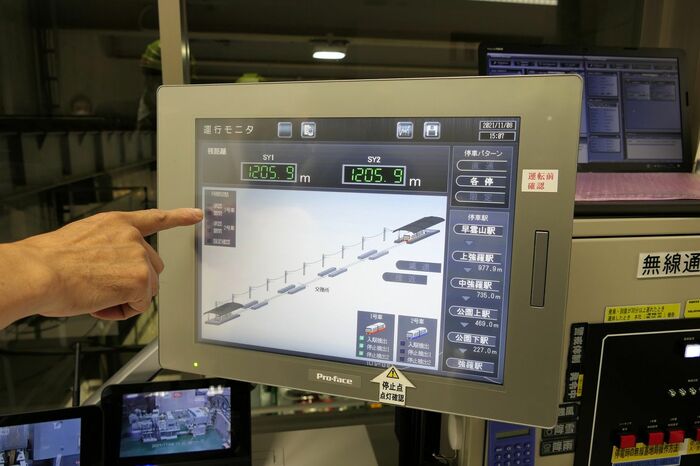モニターの表示を確認しながら運転する