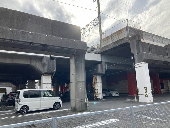 新習志野駅付近に立つ橋脚状の構造物
