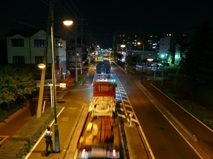 横浜へ向けて出発するデハ230形
