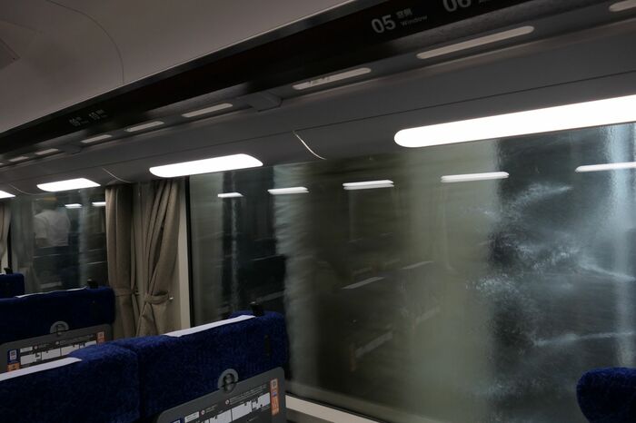 12000系の車内から見た洗車の様子
