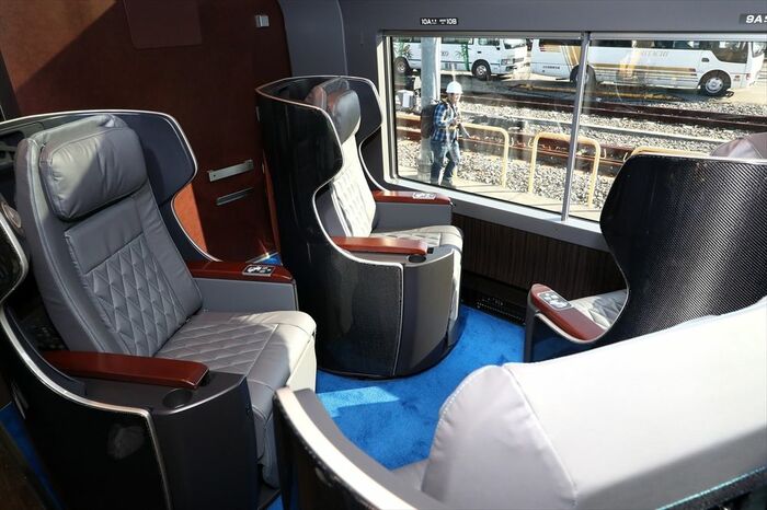 座席は窓側に方向を変えることもできる