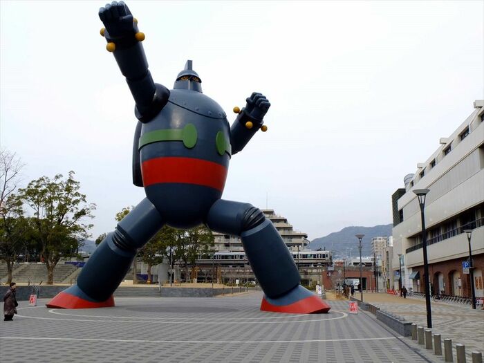 現在の新長田駅前には「鉄人28号」の像が立つ