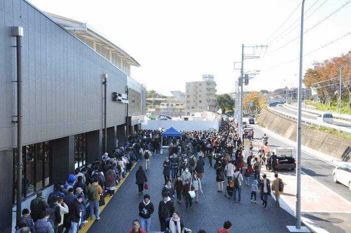 開業日、多くの人でにぎわう羽沢横浜国大駅前
