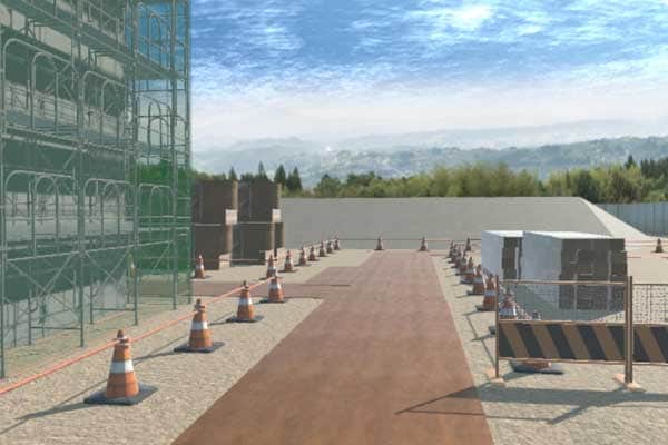 今日の現場。左側の足場に登って作業をする