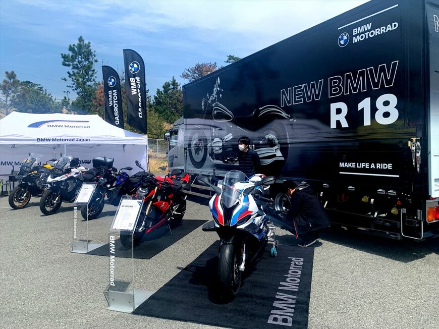 63万7000円～の「G310R」から、1000万円のサーキット専用モデル「HP4 RACE」まで幅広いラインナップのBMW MOTORRAD（筆者撮影）