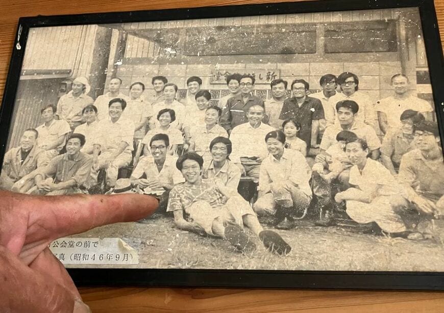 まだ多くの住人がいた1971年9月に新しき村で撮影された写真。中央手前に座っているのが若かりし頃の松田省吾さんだという（日向新しき村の記念館にあった写真を撮影）