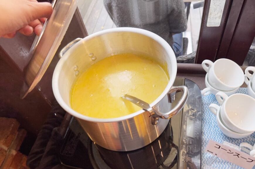 とろりと甘いコーンスープも飲み放題（筆者撮影）