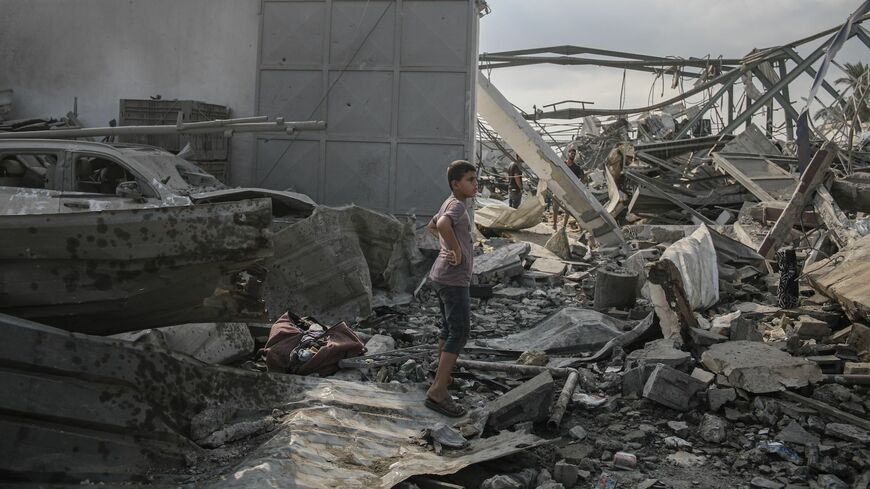 荒れた土地に立つ子ども