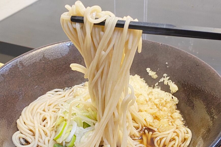 店内で製麺しているこだわりのそば。柔らかく細いのでのどごしがいい（写真：筆者撮影）