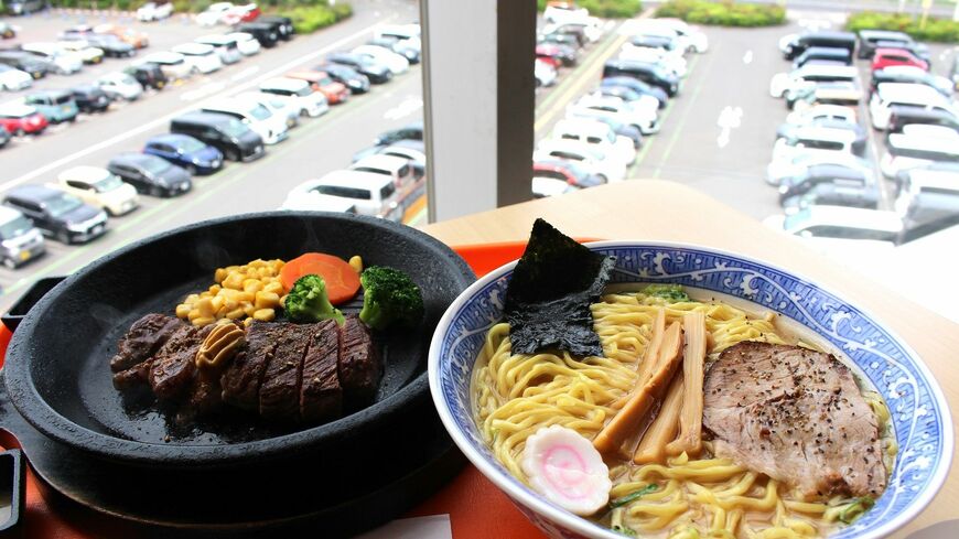 ステーキとラーメンの写真