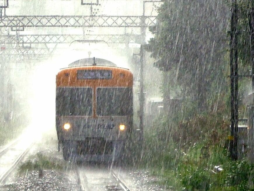 夕立ちの中を下北沢駅へ走る電車（撮影：南正時）