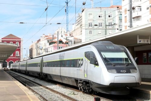 特急に相当する「アルファ」はイタリア製振子電車（筆者撮影）