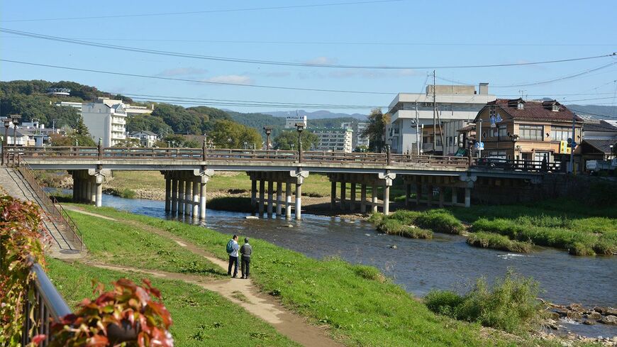 盛岡城跡のすぐ横を流れる中津川は