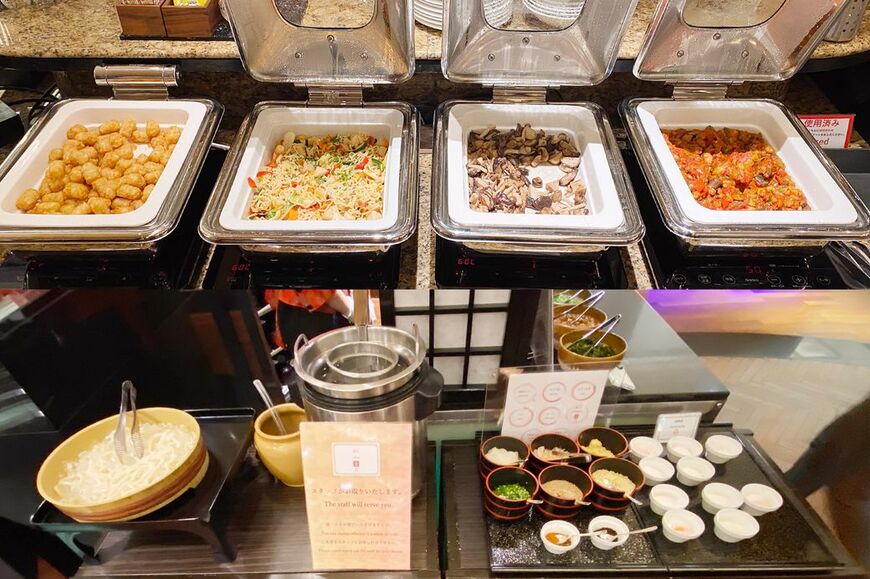 上は洋食おかずのブース、下はうどんブース（筆者撮影）