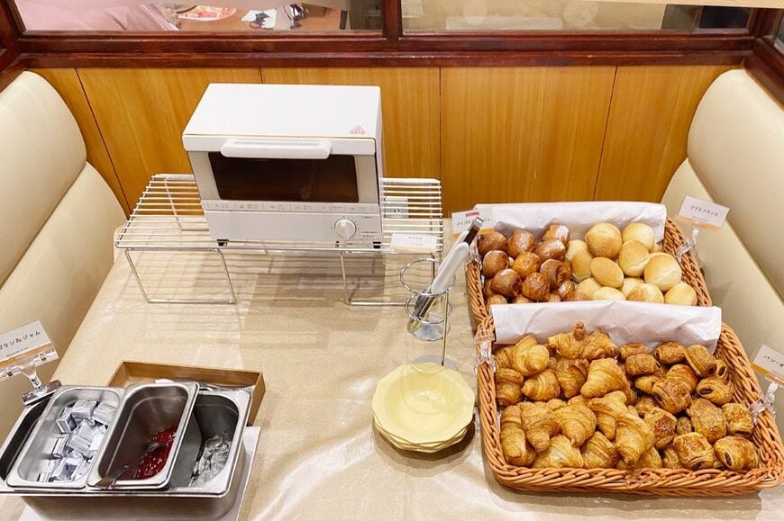 カゴの中のミニサイズのパンは、出てきてすぐは焼きたてでホカホカ（筆者撮影）