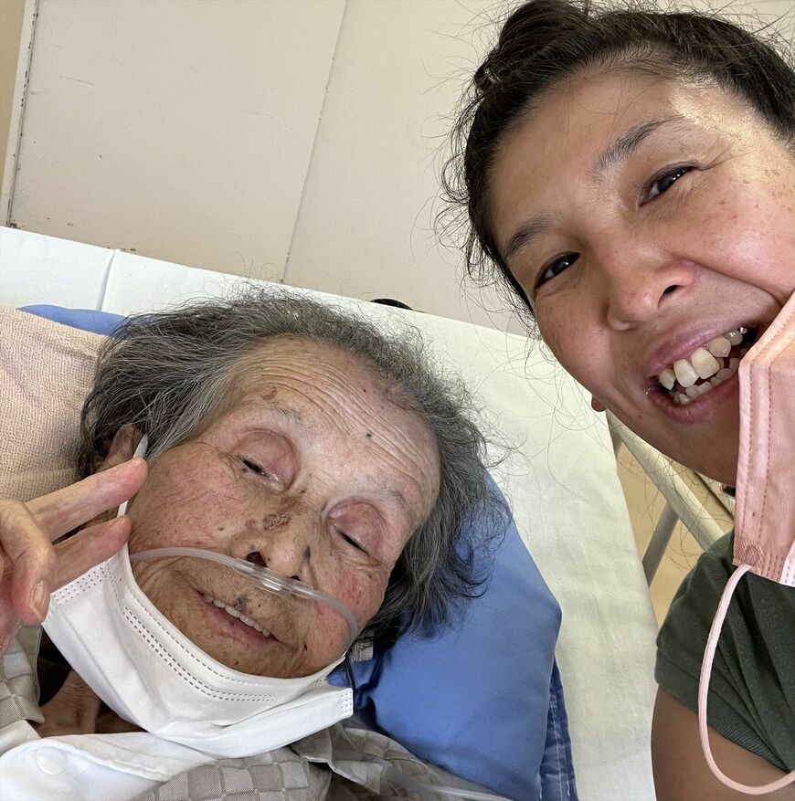 ピースサインをする母親と原山さん（写真：原山さん提供）