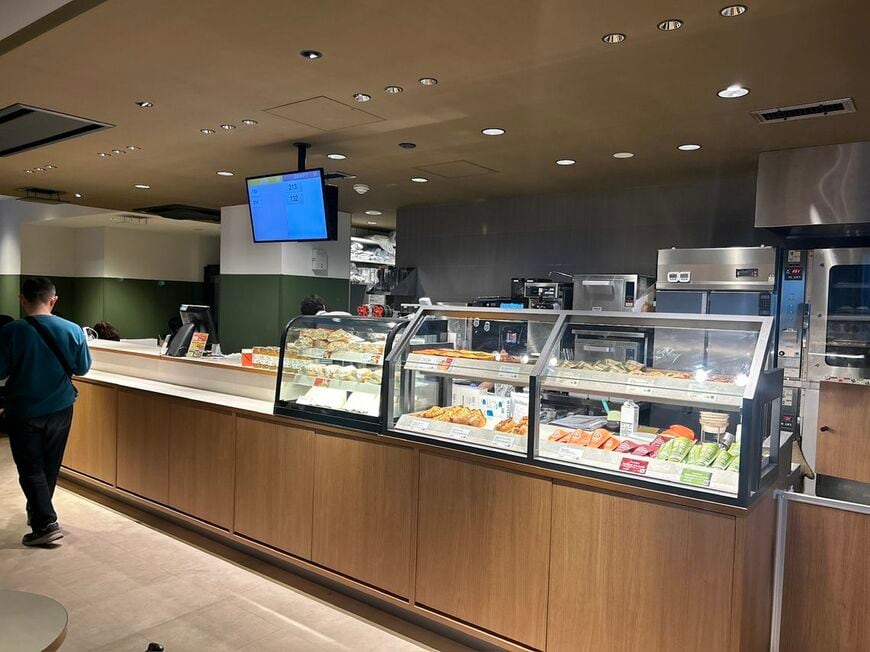 新業態「FFH」として営業する「サンマルクカフェ＆茶 茗荷谷駅前店」。店内はオープンキッチンのような佇まいに（写真：筆者撮影）