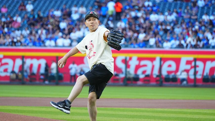 ドジャーズの試合の始球式に登場した宮迫博之（写真：Creative 2／アフロ）
