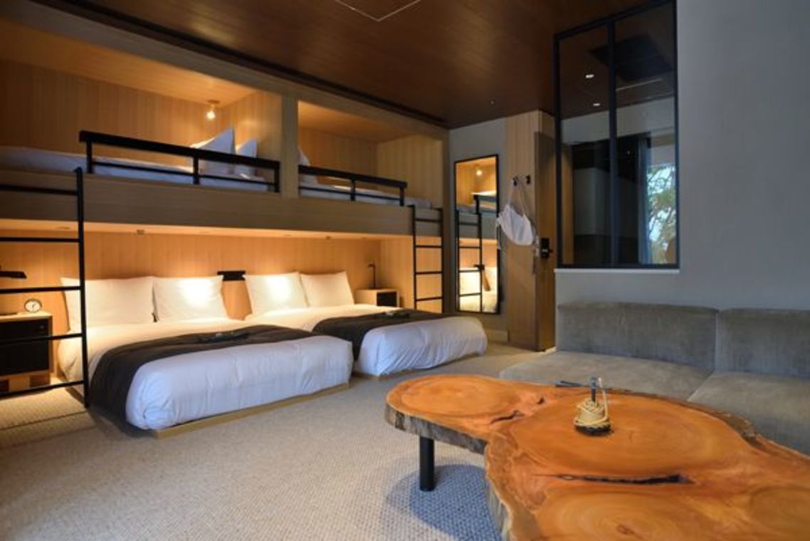 定員6人の客室は1室9.2万円、広いバルコニーも備える