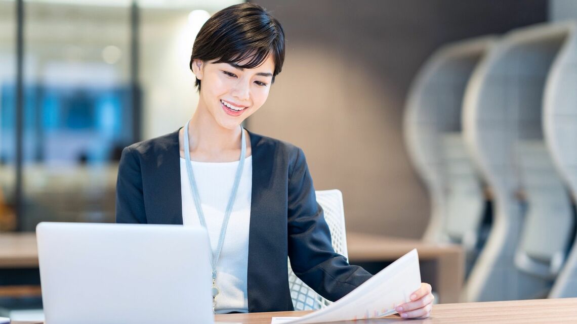 資料を見る女性