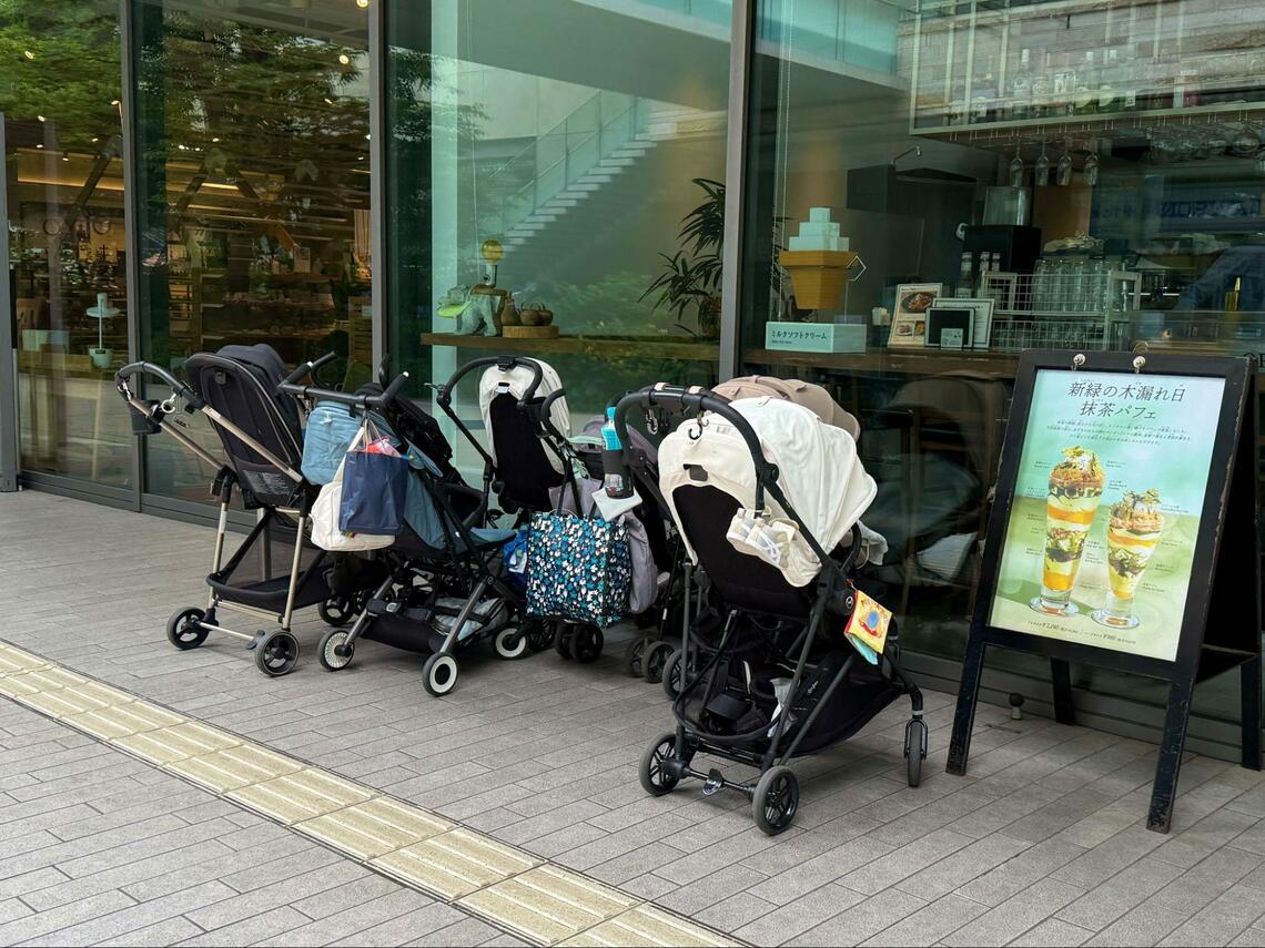 レストランの前に並ぶベビーカー