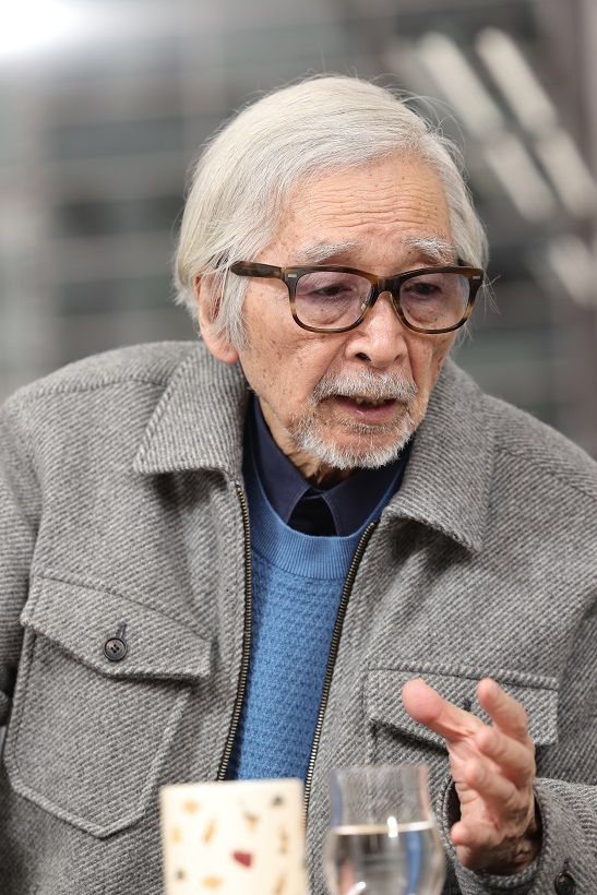 山田洋次（やまだ・ようじ）／1931年生まれ、大阪府出身。東京大学法学部卒。同年、助監督として松竹に入社。1961年『二階の他人』で監督デビュー。1969年、原作・脚本・監督を手掛けた『男はつらいよ』公開。以後、28年間にわたって続く国民的ヒット映画シリーズとなる。他の代表作として『家族』（1970年）、『幸福の黄色いハンカチ』（1977年）、『学校』（1993年）、『たそがれ清兵衛』（2002年）、『家族はつらいよ』（2016）など。2023年9月には、90本目の監督作『こんにちは、母さん』が全国公開予定（撮影：尾形文繁）
