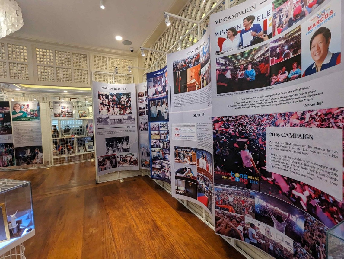 大統領府敷地内にある「バハイ・ウグナヤン」博物館で、ボンボン・マルコス大統領の半生をたどる展示。父の彫像もある（写真・柴田直治）