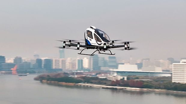 イーハンは空飛ぶクルマの商用化競争で世界の先頭を走るが、業績面は楽観できない。写真は上海市でのテスト飛行(同社ウェブサイトより)