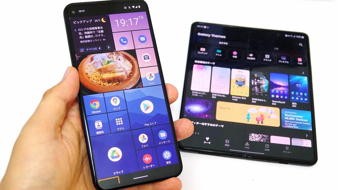 アイコンをWindowsライクにカスタマイズしたAndroidスマホ「 Pixel 5a」（左）、「 Galaxy Z Fold3 5G」（筆者撮影）この記事の画像を見る(◯枚)