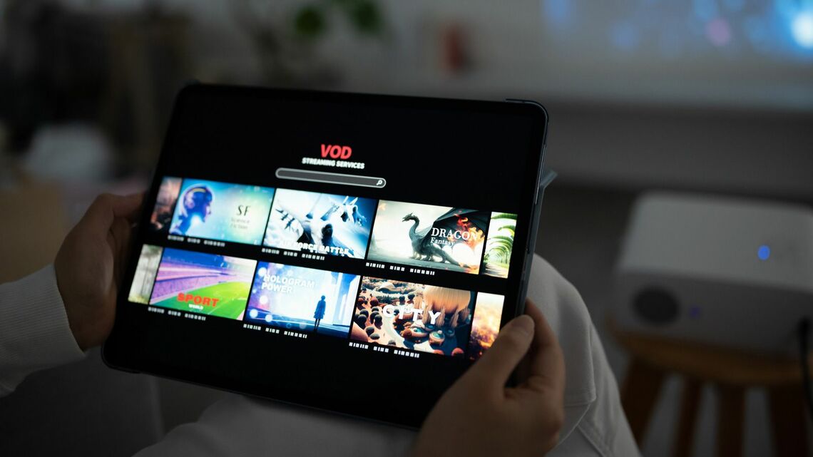 「作品そのものよりも、周辺ビジネスの方が大きな収益を生む」という構造は、決して特殊な例ではない（写真：Graphs／PIXTA）