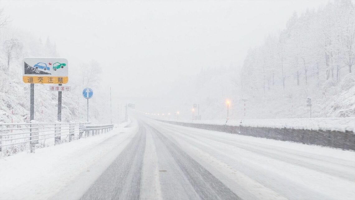 近年、大雪時の事故や立ち往生を防ぐ「予防的通行止め」が実施されている（写真はイメージ、Beautiful-Scenery-Japan / PIXTA）