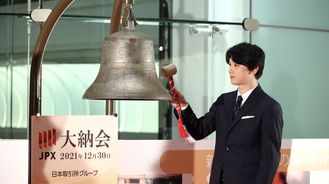 2021年の大納会は大河ドラマの渋沢栄一役だった吉沢亮さんが鐘をついた。2022年は脚本家の三谷幸喜さんの予定だ（撮影：尾形文繁）