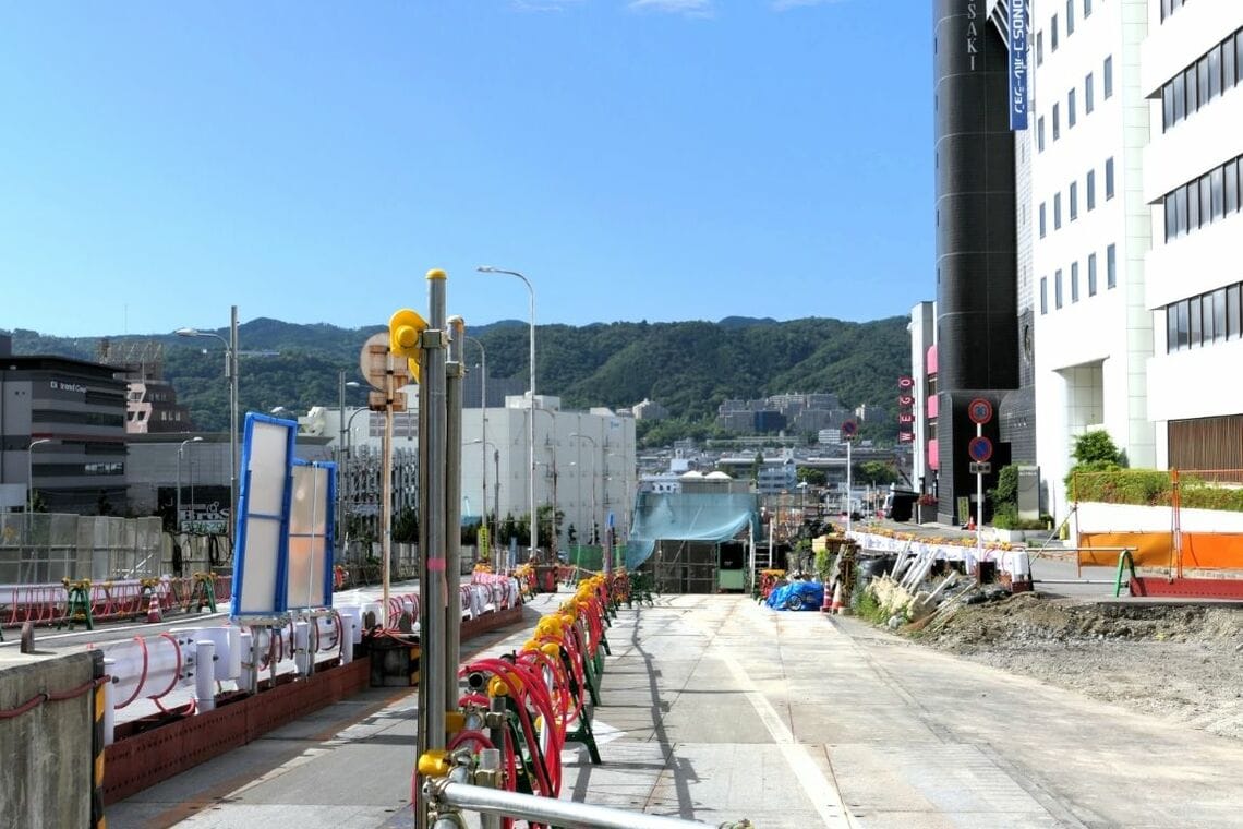 奥に箕面の山々が見える（記者撮影）