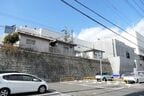 駅東側は大谷石の擁壁
