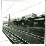 かつての「玉出駅」構内。踏切の向こうに玉出本通商店街の看板が見える（写真：南海電鉄）