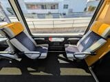 マッターホルン・ゴッタルド鉄道の車内。グレーと白と黄色が基調の内装はオシャレ（写真：筆者撮影）