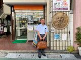 店舗の前で、土谷不動産代表の土谷幸司さん（筆者撮影）