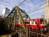 八ツ山橋を渡る2100形（撮影：南正時）