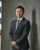 外村 慶 （とのむら・けい）／PwC Japanグループ チーフ・インフォメーション・テクノロジー・オフィサー。IT業界にてソフトウェア、サービスおよびコンサルティングビジネスに関する25年以上の実務経験を有し、10年以上にわたり情報セキュリティ市場に特化した経歴を持つ。大学卒業後、大手外資系コンピューター企業にてソフトウェアの開発、販売、役員補佐を歴任。その後、大手外資系セキュリティソフトウェア会社の日本法人COOとして、日本市場におけるセキュリティビジネスの戦略と実行を担当。2017年にPwCコンサルティング合同会社に入社後は、同社ならびにPwCあらた有限責任監査法人を含むPwC Japanグループのサイバーセキュリティビジネスを統括する責を持つ（写真：PwC Japanグループ提供）