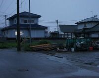 住民による懸命の復旧努力で明かりが灯り始めた被災地、将来を見据えた住宅政策が課題に