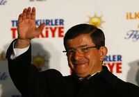 トルコ･ダウトオール首相｢新憲法で協力を｣ 総選挙圧勝受け各党に呼び掛け