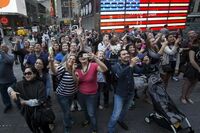 不届き痴漢を排除！NYで｢キスカム｣復活 観光名所タイムズスクエアの名物