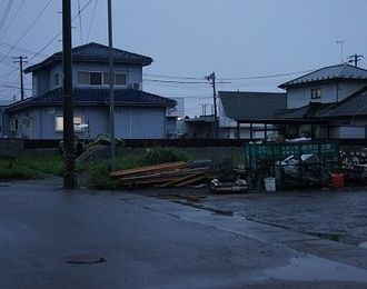 住民による懸命の復旧努力で明かりが灯り始めた被災地、将来を見据えた住宅政策が課題に